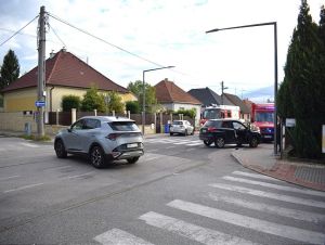 Na križovatke Slnečnej s Ulicou Jána Hlubíka prišlo k nehode dvoch vozidiel