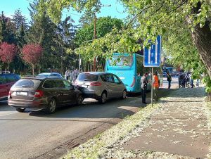 Pri škole na Špačinskej ceste prišlo k nehode, vodič nedobrzdil