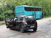 Pri kolízii Opla s autobusom sa zranil iba vodič osobného auta