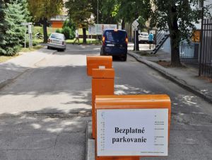 Parkovanie v nemocnici má byť aj po spoplatnení prvé štyri hodiny zdarma