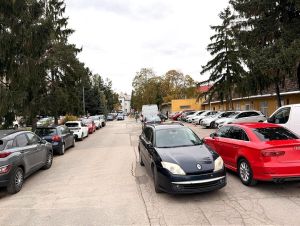 Situácia je neudržateľná, trnavská nemocnica mení podmienky parkovania v areáli