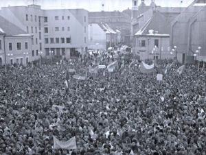 Viac ako osemsto firiem, škôl a organizácií po celom Slovensku má dnes voľno