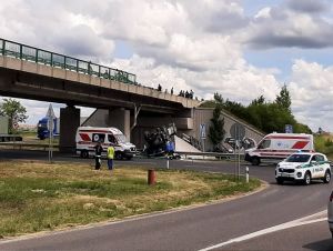 Hrozná nehoda na obchvate Trnavy, kamión aj osobné auto spadli z mosta