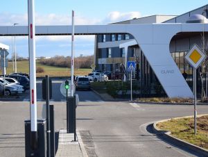 OC Island končí s neobmedzeným parkovaním zadarmo, onedlho spustí závory