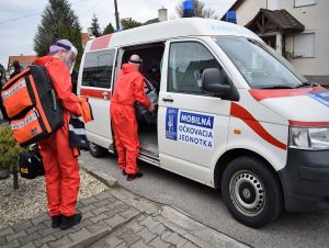 Očkovanie v teréne: Prvú vakcínu dala mobilná jednotka obvodnej lekárke