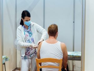 Očkovanie v kraji pokračuje v nemocniciach, poliklinikách a u lekárov