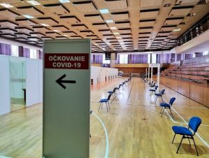 Nemocnica zatiaľ nevyužije priestory na vakcináciu vytvorené v športovej hale