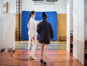 Za 17 pracovných víkendov zaočkovali v župných centrách takmer 200-tisíc ľudí