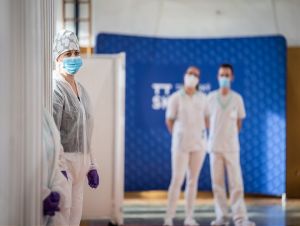 V Hlohovci budú očkovať aj obchodnom dome Tesco, v Trnave v športovej hale