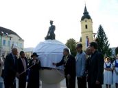 Kráľ Madagaskaru Móric Beňovský má pomník v rodnom Vrbovom