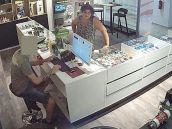 Poznáte ju? Polícia pátra po podvodníčke z nákupného centra