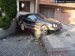 Opitý Ukrajinec rozbil v Jaslovských Bohuniciach tri autá a plynovú prípojku
