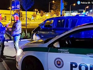 Policajti zastavili na Trstínskej ulici to isté auto dvakrát, vodič vždy nafúkal