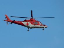 Pri Horných Orešanoch uviazol na strome paraglajdista, vyslobodiť ho pomáhal vrtuľník