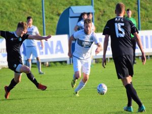 Futbal, 3. liga: Malženiciam sa zranil na rozcvičke brankár, chytal stopér