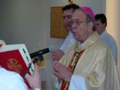 Trnavský arcibiskup polnočnú omšu celebrovať nebude, zranil si nohu