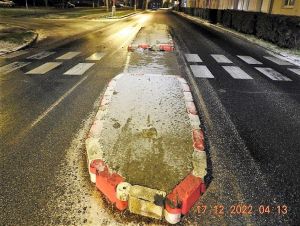 Opitý Trnavčan autom zničil značku, polícia zachránila muža z Trnávky