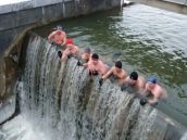 Otužilci na splave bývajú každú nedeľu doružova vymrznutí