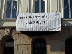 Z balkóna Divadla Jána Palárika odpadli betónové prvky, teraz je v rekonštrukcii