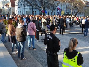 Ľudia prišli na ďalší protivládny protest v Trnave, absolvovali aj pochod ulicami