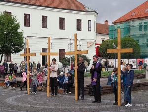 Veriaci na Veľký piatok opäť niesli kríž Trnavou, nezastavil ich ani silný lejak