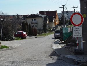 Policajti pokutovali za ignorovanie značiek v Horných Orešanoch 160 vodičov