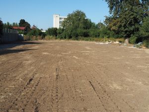 Hotovo! Po bytovke na Coburgovej ulici v Trnave zostal už len pekný pozemok