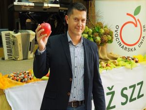 Najkrajšie jablko roka 2023 je zo Smoleníc, dopestoval ho Peter Molda