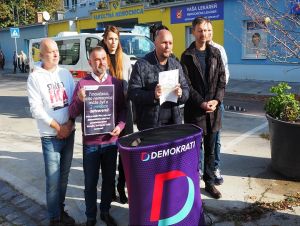 Demokrati v Trnave pred nemocnicou vyzývali vládu na dohodu s lekármi