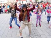 Trojičné námestie zaplnili tancujúci ľudia, znel hit Happy
