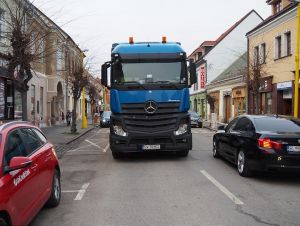 Na Štefánikovej ulici v Trnave uviazol kamión, jeho vodič má problém