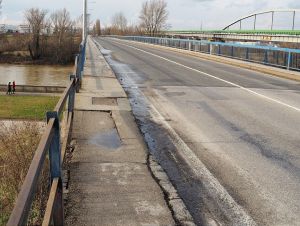 Mostu cez Váh v Hlohovci hrozí zrútenie aj bez zaťaženia autami