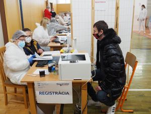 V Trnave cez víkend očkujú 3000 pedagógov, miesto otváral minister Gröhling