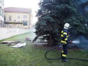 Bezdomovcom vyhorel príbytok pri Figare, oheň ohrozoval aj stromy