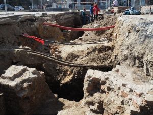 Pri Dolnej bráne v centre Trnavy archeológovia odkopali múr barbakanu