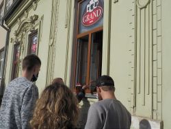 Stredoškoláci sú od dnešného dňa doma, od štvrtka pribudnú ďalšie opatrenia