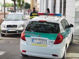 Policajti so psami prehľadávajú budovy súdov, niekto tam nahlásil bombu