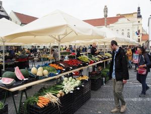 Mestský trh sa po zimnej prestávke vracia pod Mestskú vežu