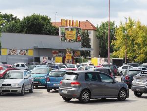 Billa si môže parkovacie miesta na Spartakovskej oddeliť závorami