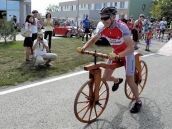 KURIOZITA: Jarmočnú cyklistickú časovku prešiel Lipovský na drevenom bicykli
