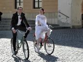 Krásna svadba! Nevesta a ženích prišli do kostola na bicykli