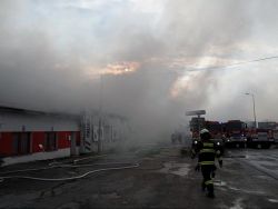 Chemici po požiari na Trstínskej ceste nenamerali v ovzduší škodlivé látky