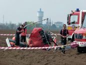 VIDEO: Na poli za Trnavou sa zrútil dvojmiestny vrtuľník