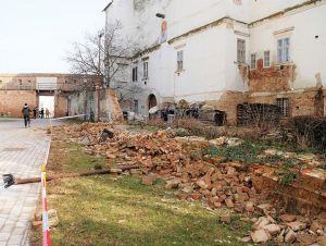 Spadnutý múr pri arcibiskupskom úrade: Cirkev sa bráni voči kritike