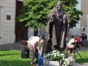 Trnavčania opäť vzdajú poctu svätému Jánovi Pavlovi II.