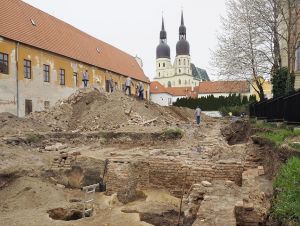 Na mieste budúceho parčíka v centre Trnavy pomáhajú s prácami väzni