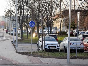 Spartakovská ulica má byť rezidentská zóna, plánujú tu spoplatniť parkovanie