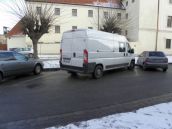 Buďte ohľaduplní a dávajte si pozor na trčiace zadky!