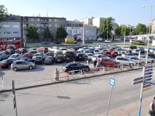 Pred železničnou stanicou v Trnave chce mesto nájsť desiatky nových parkovacích miest