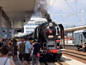 VIDEO: Na trnavskej železničnej stanici obdivovali historický parný vlak